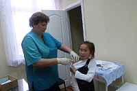 Мед. сестра Кудрина И.В. проводит вакцинацию